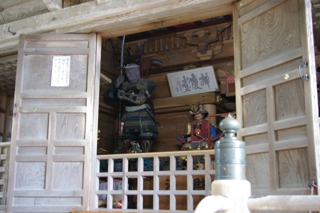 弁慶堂には源義経と弁慶の像が安置され歴史を伝えている。