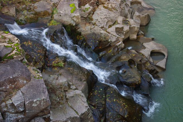 岩場から川へと小さな流れも合流。小さな滝のような水しぶきです。