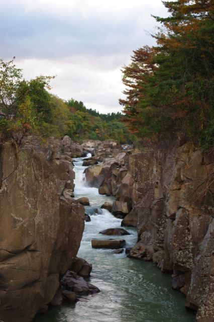 川の上流を眺めると、険しい岩と川の流れが続いている。