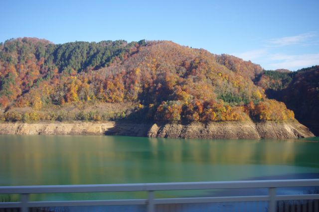 湖と紅葉の風景。
