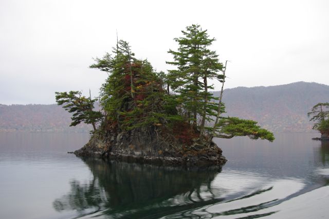 特徴的な形の岩島。