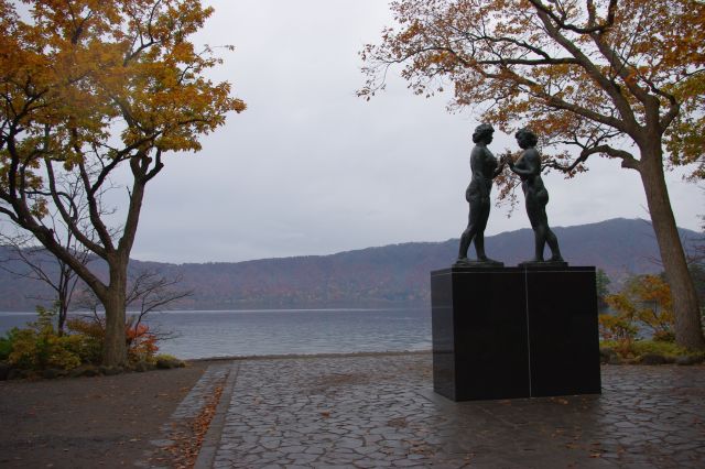 十和田湖畔に立つ、詩人・彫刻家高村光太郎作の「乙女の像」。