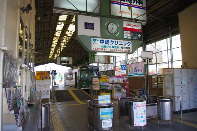 京福電鉄北野線の終点の北野白梅町駅。どこか懐かしい雰囲気。