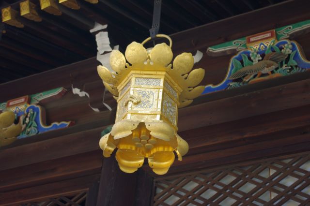 社殿裏にはいくつか金色の燈篭が吊り下げられています。