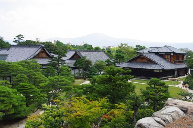 内堀内の南西角の石段を上がると天守閣跡。本丸内と城外の市街地、京都周囲の山々が見渡せます。
