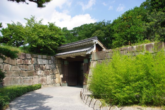 重要文化財・北中仕切門を（写真奥から）くぐります。石垣と豊かな緑に囲われた良い雰囲気の小型の門です。
