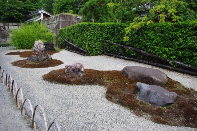 「加茂七石」は石造りの日本庭園を想わせます。