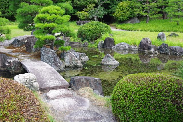 歩道から北側の清流園へ。透明な水が流れる緑美しい日本庭園です。