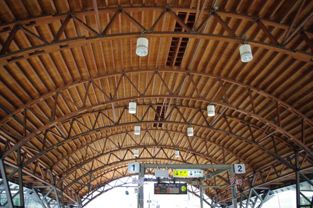 地下鉄東西線で1駅隣の「二条」駅のJR山陰本線（嵯峨野線）ホーム。ホーム屋根は独特な木造アーチ形。