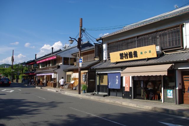 駅前の通りは京都らしい商店が立ち並びにぎわいます。渡月橋に行く前に天龍寺へ行きます。