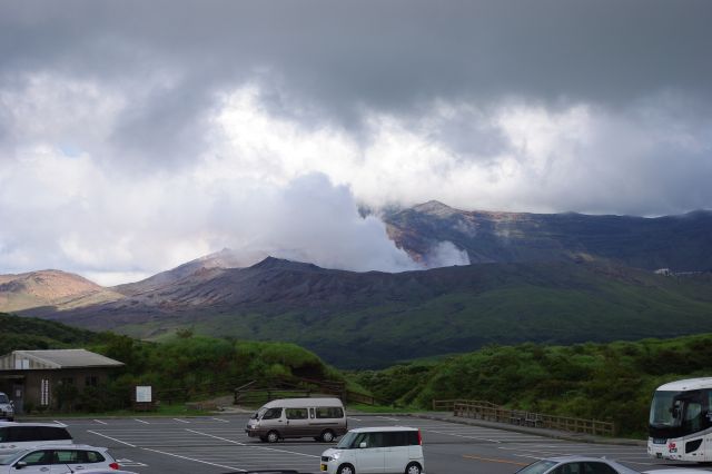 阿蘇唯一の活火山、噴煙を上げる中岳。