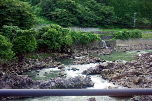 湧水に恵まれる阿蘇。北側の阿蘇盆地を流れる黒川は南阿蘇の白川と合流します。