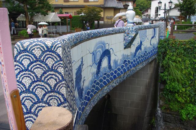 鍋島藩窯橋も伊万里焼で装飾されています。