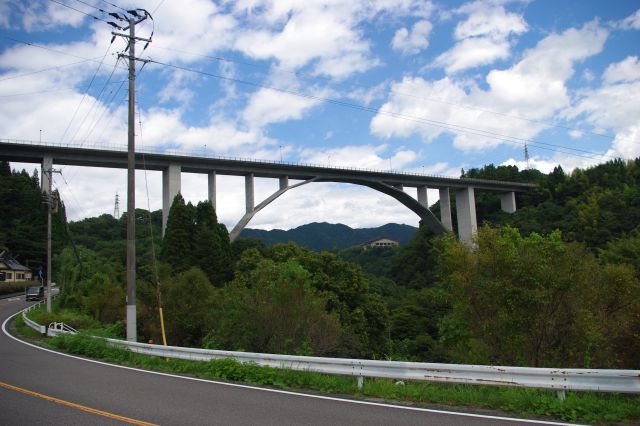 宮崎県に入り高千穂峡へ到着。高さのある橋がまず目に留まります。