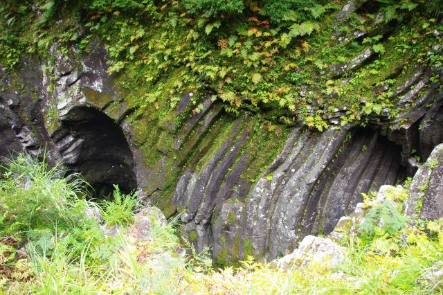 岩は地層のように線状の筋が入り、大きな穴が空いていたりします。