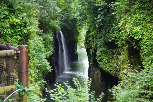 不思議な場所にある、興味を惹かれる滝です。日本の滝100選に選ばれています。