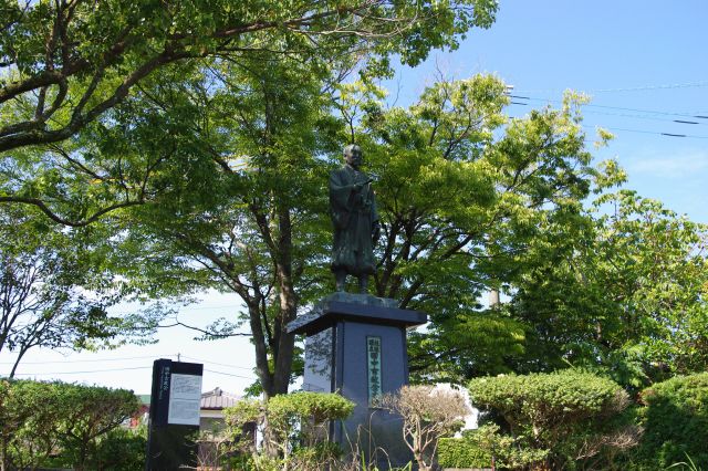 柳川の掘割を用水路に整備した田中吉政の像。