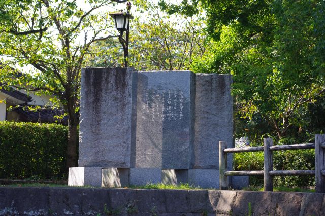 壇一雄文学碑。柳川ゆかりの石碑が堀沿いに多く見かけます。