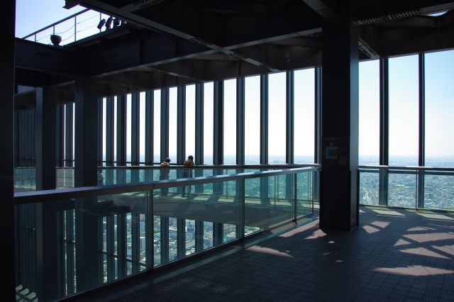 41階から42階のエントランスへ登り、46階のスカイプロムナードへ。構造的に開放感のある展望スペースです。