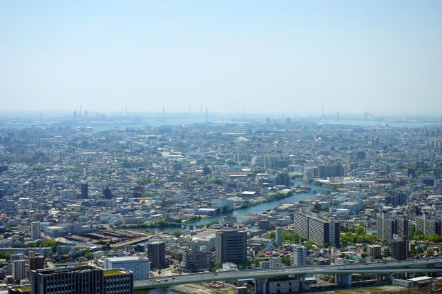 中川運河と、名古屋港周辺の吊り橋も見ることができます。
