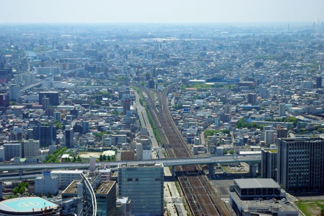 名古屋駅南側。新幹線と、JR・名鉄が分岐していきます。
