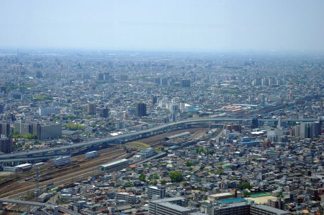 南西方向、三重県方向にも広大な風景が延々と広がる。遮る高層ビルが多い東京とは違い空から見るような風景です。