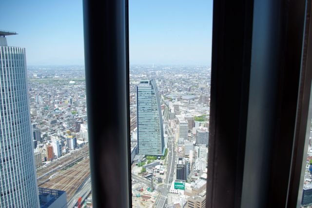 北西には曲線的な名古屋ルーセントタワー。高さは180mと比較的高い。
