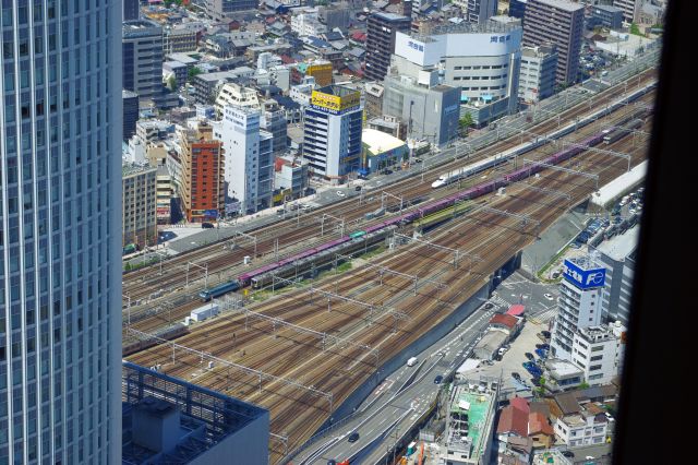 名古屋駅へと様々な電車が行き交います。