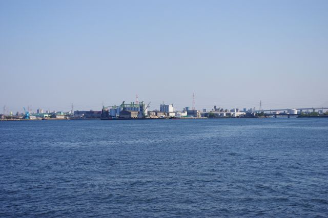 工業地帯の風景が幅広く見渡せます。横浜港より幅広い。