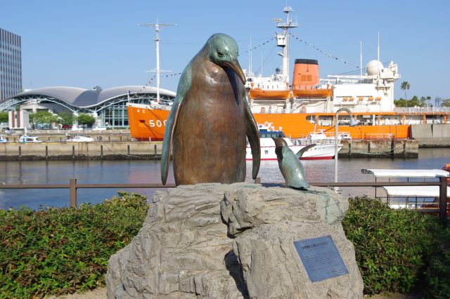 ふじを背後に世界最大と最小のペンギンの像。