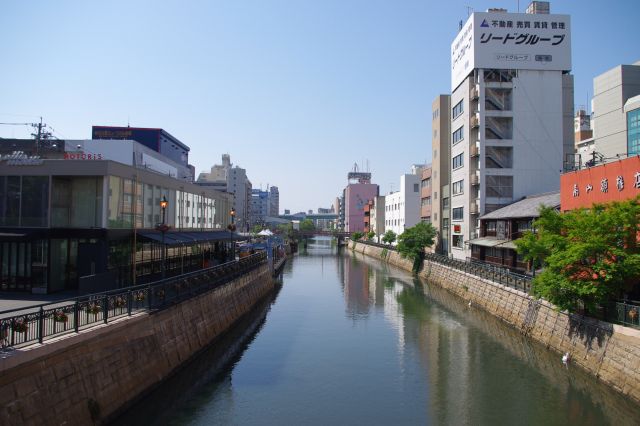 川の下流。名古屋港方面へと流れて行く。