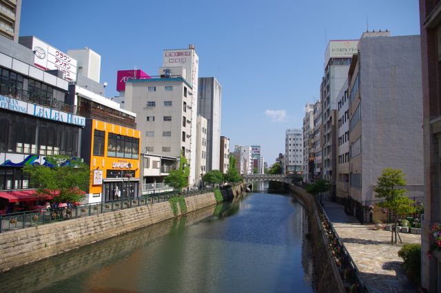 川の上流。名古屋城方面。
