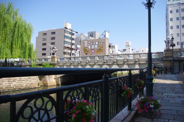 隣の錦橋。地下には地下鉄東山線が走っています。名物手羽先のお店も。