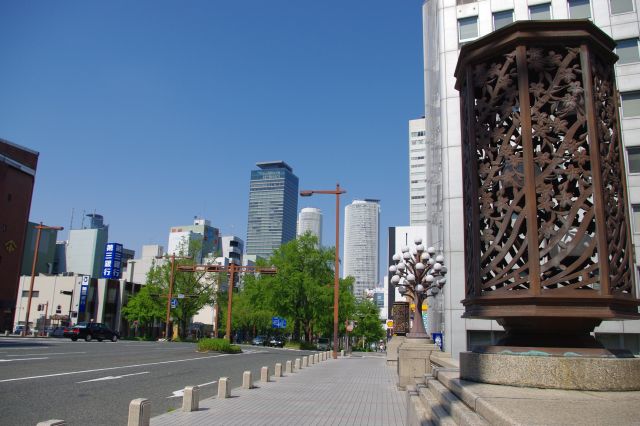 桜橋から大きな灯篭と名古屋駅前の高層ビル群を眺める。
