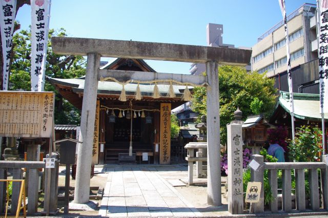 ２つの通りの間に富士浅間神社。２つの通りはあまりに人が多く、裏通りは落ち着きます。