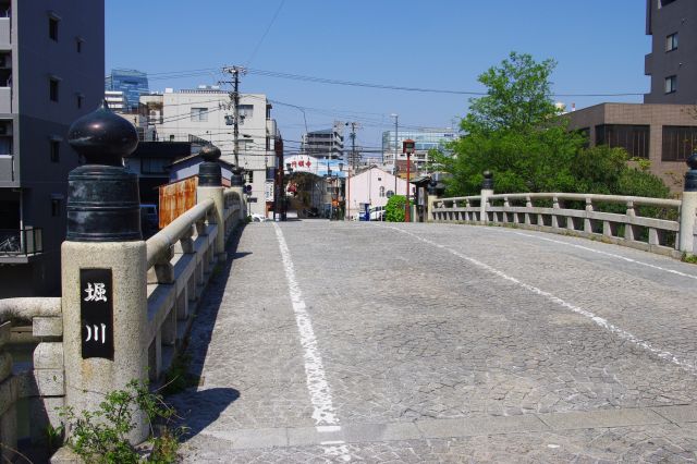 商店街の手前には堀川に架かる五条橋があります。1610年に清洲城下より移築された橋です。