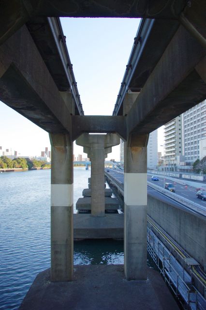 東京モノレールの橋脚部分。ちょっと古そうな感じですね。（反対側の歩道、帰りに撮影）