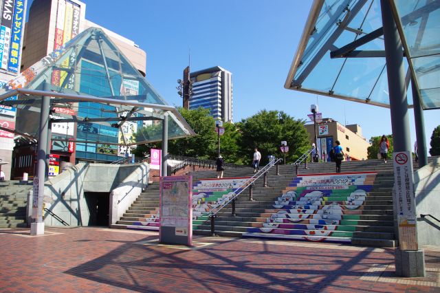 小田急多摩センター駅前。開放的できれいに造成された街の雰囲気。