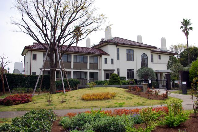 お花畑の先には横浜市指定文化財の横浜市イギリス館。