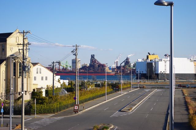 港湾方面は生々しい工業地帯の風景。大きなタンカーも泊まっています。