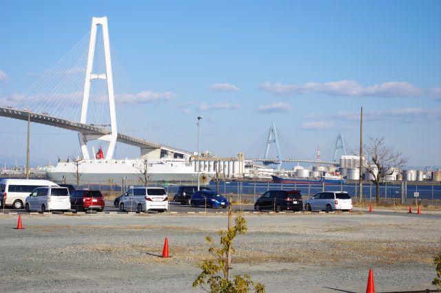 駐車場からは名港トリトンの中央大橋と青色の東大橋が間近に見えます。
