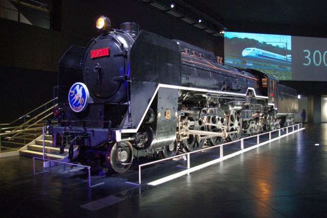リニア鉄道館の中へ。最初に蒸気機関車C62が現れます。