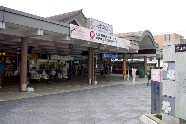 太宰府駅。外国人を含み観光客らしき人が多い。