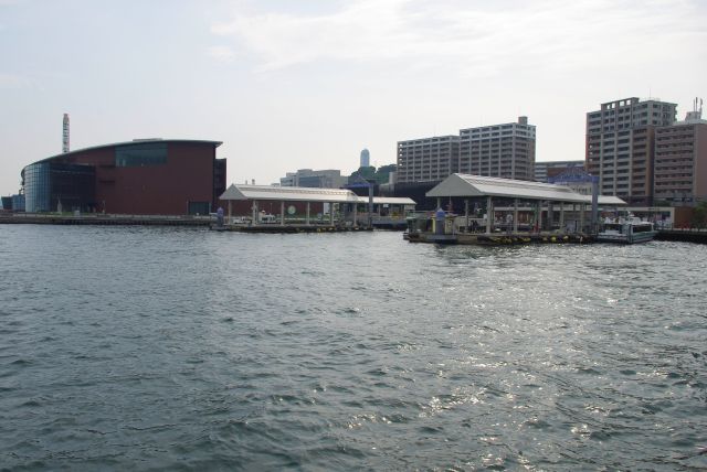 港の桟橋周辺。街はマンションが立ち並ぶ。