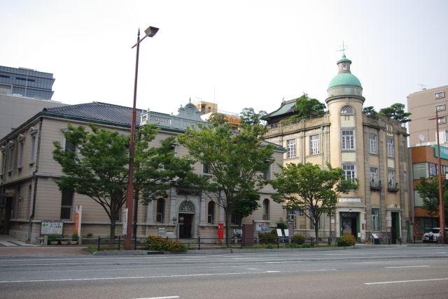レトロな下関南部町郵便局（左）と旧秋田商会ビル。
