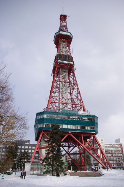 高さ142.7mのさっぽろテレビ塔。小型の東京タワーのような形状です。