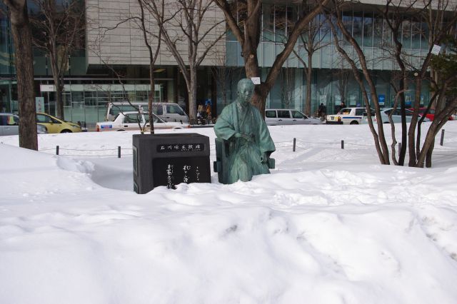 石川啄木歌碑、雪の深さが実感できる。