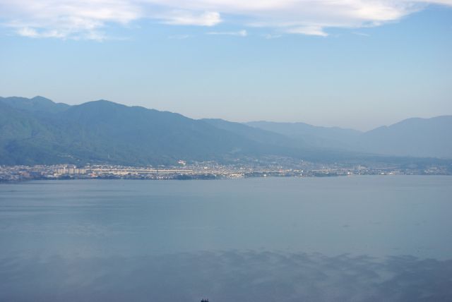 琵琶湖西岸、比叡山の山並み。