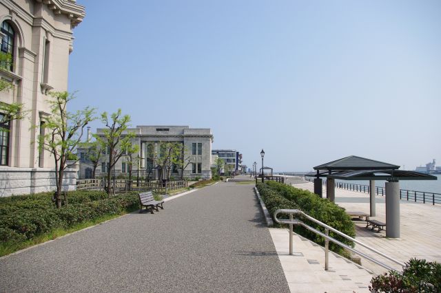 歩道の延長上はきれいに整備された開放的な臨海公園。