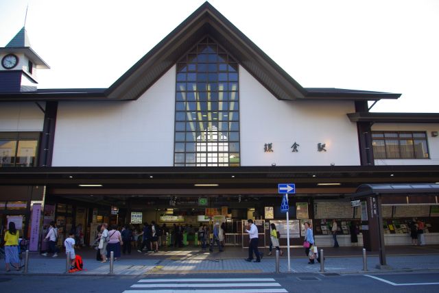 夕日を浴びるJR横須賀線の鎌倉駅。